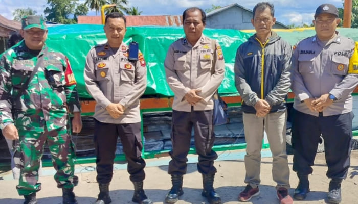 Polisi Kawal Perlengkapan TPS di Tiga Kecamatan Kabupaten Kubu Raya