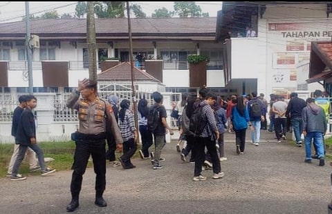 Ratusan Mahasiswa UMP Pontianak Gelar Aksi Damai di Kantor KPU dan Bawaslu Kalbar