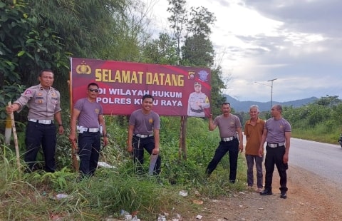 Rawan Kecelakaan, Polres Kubu Raya Pasang Baliho di Jalan Trans Kalimantan