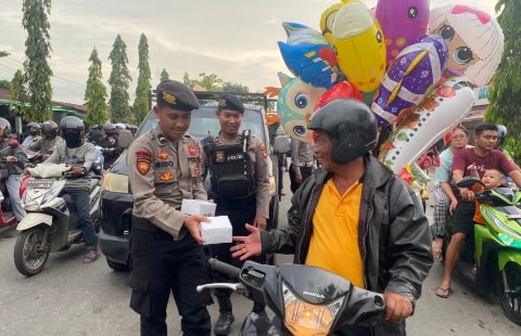 Polres Kubu Raya dan Jurnalis Bagikan 1000 Paket Takjil Kepada Masyarakat