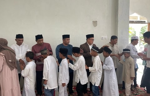 Sambut Idulfitri, Sujiwo Santuni Ratusan Anak Yatim Desa Pal 9