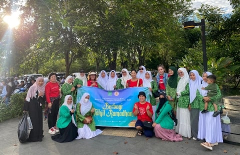 Fatayat NU Kalbar dan Perempuan Khonghucu Indonesia Berbagi Takjil di Tugu Digulis