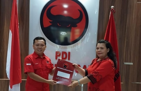 Caption Foto: Pengambilan formulir pendaftaran Mikael Injek Barayungk oleh salah satu pendukungnya, Yasinta (kanan) di Kantor DPD PDI Perjuangan Kalimantan Barat