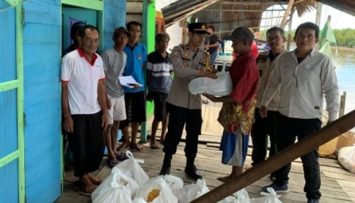 Polisi, Camat dan Kepala Desa Gelontorkan Bantuan Sosial Untuk Korban Puting Beliung di Kecamatan Kubu