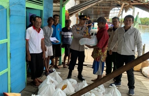 Polisi, Camat dan Kepala Desa Gelontorkan Bantuan Sosial Untuk Korban Puting Beliung di Kecamatan Kubu