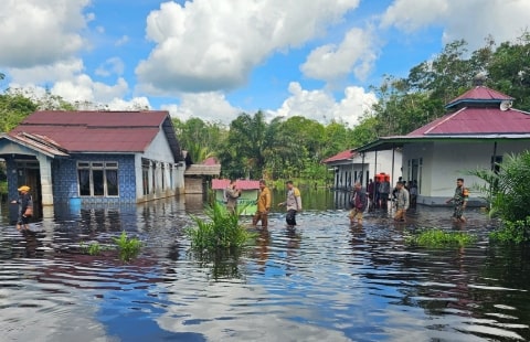 Curah Hujan Tinggi Sebabkan Banjir di Pasak Piang, Forkopimcam dan Polsek Turun ke Lapangan