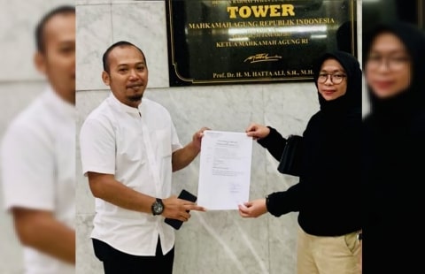 Keterangan Foto: Tim kuasa hukum Happy hayati helmi dan M. Ratho Priyasa memasukan surat pemberitahuan penetapan Tersangka ke Mahkamah Agung