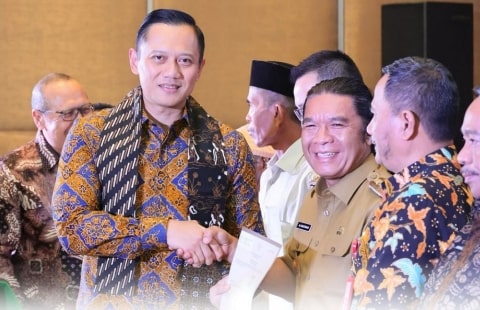 Menteri AHY Serahkan Sertipikat Tanah Elektronik Bagi Pemerintah Daerah dan Masyarakat Banten