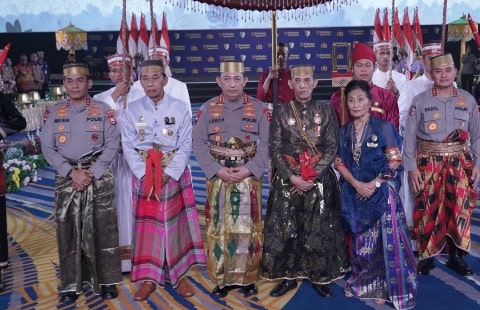 Kapolri Diberi Gelar Adat-Pusaka oleh Dewan Adat dan Kerajaan di Sulawesi Selatan