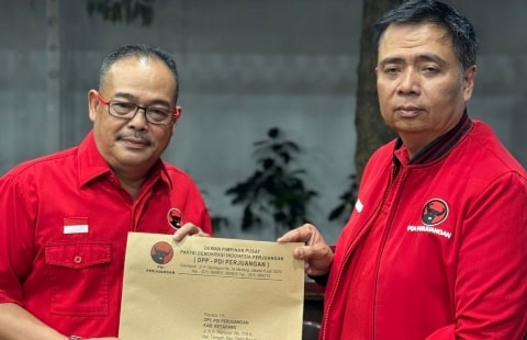 Dapat Surat Tugas Dari DPP PDI-P, Thomas Aleksander Makin Pede Maju Pilbup Ketapang. Foto/Istimewa. 