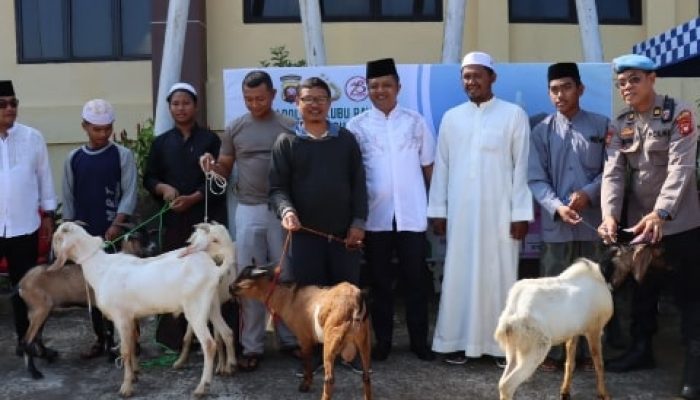 Idul Adha 2024: Polres Kubu Raya Serahkan 16 Hewan Kurban kepada Masyarakat