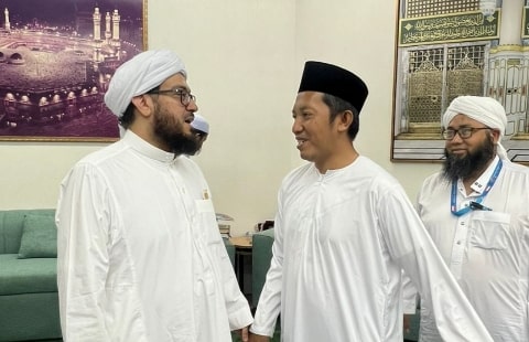 Bertemu Sayyid Ahmad bin Muhammad Al Maliki, Gus Addin Dibekali 14 Kitab