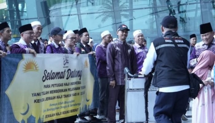 Sambut Petugas Haji, Jemaah: Kami Menyambut Pejuang Luar Biasa