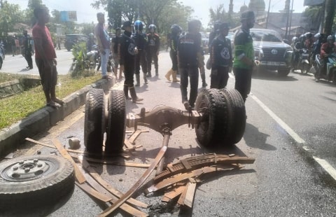 Hindari Sepeda Motor, Truk Tangki di Kubu Raya Terguling dan Alami Lepas Gardan