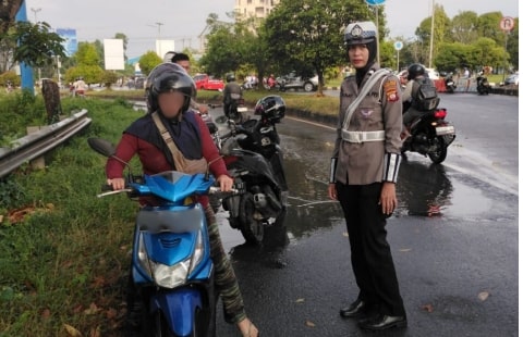 Satlantas Polres Kubu Raya Himbau Pengendara Waspada Dijalan Disaat Musim Hujan