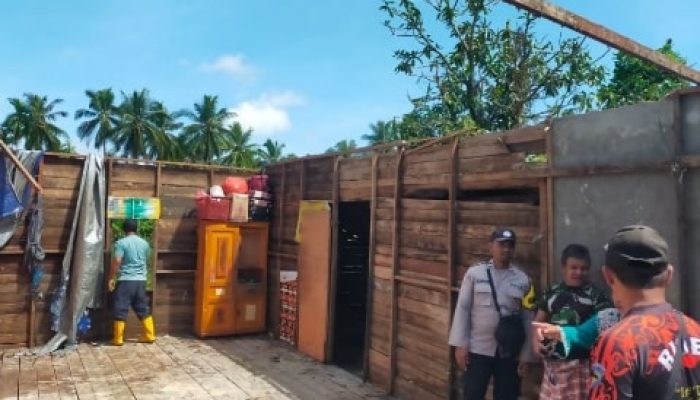 Angin Puting Beliung Hantam Desa Pal Sembilan, 16 Rumah Rusak Berat