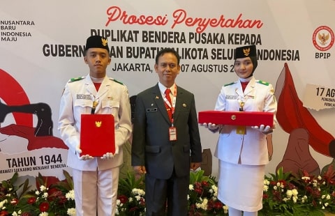 Handika Siswa MAN 2 Pontianak Wakili Kalimantan Barat Terima Duplikat Bendera dari Ketua BPIP