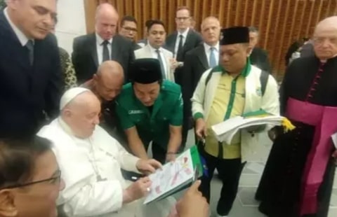 Pemimpin tertinggi umat Katolik dunia Paus Fransiskus menandatangani Deklarasi Jakarta-Vatikan di Paul VI Audience Hall, Vatikan, Rabu (21/8/2024).