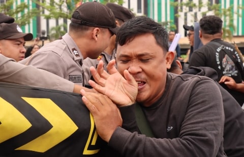 Massa Ricuh, Polisi Amankan Aksi Anarkis di Pergudangan Borneo Icon