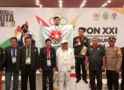 Ketum KONI Kota Pontianak Serahkan Talih Asih kepada Peraih Medali PON XXI Aceh-Medan 2024