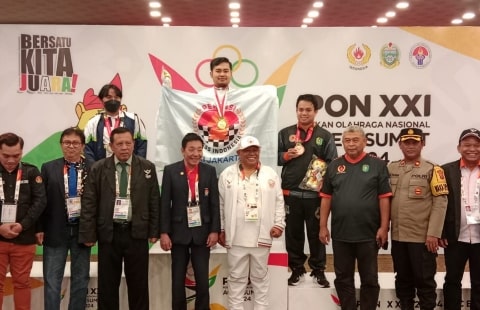 Ketum KONI Kota Pontianak Serahkan Talih Asih kepada Peraih Medali PON XXI Aceh-Medan 2024