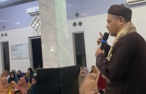 Ustad Sholihin HZ Berikan Tausiyah Pada Peringatan Maulid Nabi di Masjid Jami'atul Akmal Jongkat