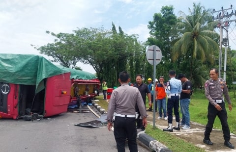 Mobil Tangki Pembawa Avtur Terguling di Bundaran Bandara