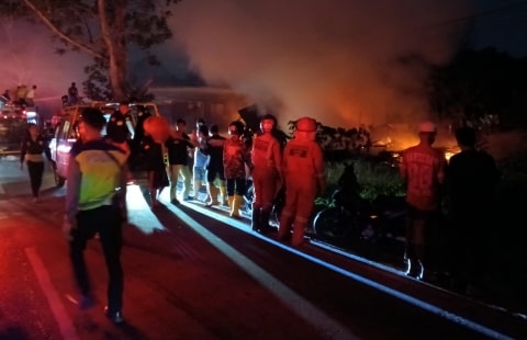 Kebakaran Hanguskan Bengkel dan Satu Unit Mobil di Sungai Ambawang