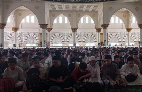 Sebanyak 1700 Siswa Madrasah Gemakan Sholawat di Masjid Raya Mujahidin