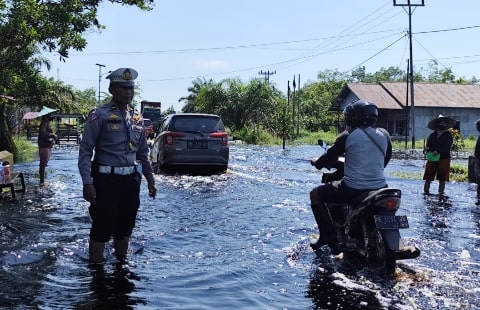 Jalur Lintas Provinsi dan Kabupaten Tersendat Banjir, Polres Kubu Raya Atur Lalu Lintas. Foto/Istimewa. 