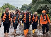 Tinjau Banjir di Sungai Ambawang, Ketua Komisi V DPR Minta Pemerintah Siapkan Solusi Permanen