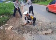 Lubang Jalan Trans Kalimantan Telan Nyawa, Polisi Lakukan Penanganan Darurat