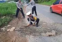 Lubang Jalan Trans Kalimantan Telan Nyawa, Polisi Lakukan Penanganan Darurat. Foto/Istimewa. 