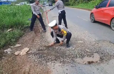 Lubang Jalan Trans Kalimantan Telan Nyawa, Polisi Lakukan Penanganan Darurat. Foto/Istimewa. 