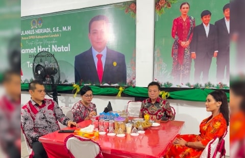 Keterangan Foto: Bupati Landak Terpilih saat menghadiri open house di Kediaman Ketua DPRD Kabupaten Landak.