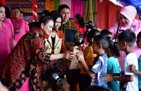 Ketua Umum Bhayangkari Rayakan Natal Bersama Korban Erupsi Gunung Lewotobi. Foto/Istimewa. 