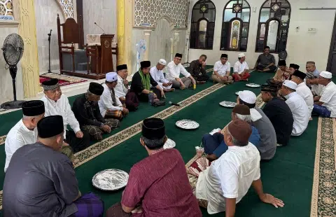 Sujiwo Donasikan Rp40 Juta untuk Masjid Darusysyakirin Sungai Raya Dalam. Foto/Istimewa. 