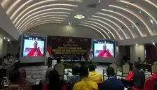 Krisantus Kurniawan, Wagub Kalimantan Barat periode 2025-2030 saat memberikan sambutan via zoom dalam kegiatan Rapat Pleno Terbuka Penetapan Pasangan Calon Gubernur dan Wakil Gubernur Kalimantan Barat yang di selenggarakan oleh KPU Kalbar bertempat di Hotel Mercure, Kota Pontianak, Kamis (09/01/25). Foto/Istimewa. 