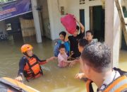 Banjir Melanda Kabupaten Landak, TIM SAR Gabungan Berhasil Evakuasi Ibu Hamil