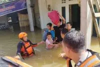 Banjir Melanda Kabupaten Landak, TIM SAR Gabungan Berhasil Evakuasi Ibu Hamil. Foto/Istimewa. 