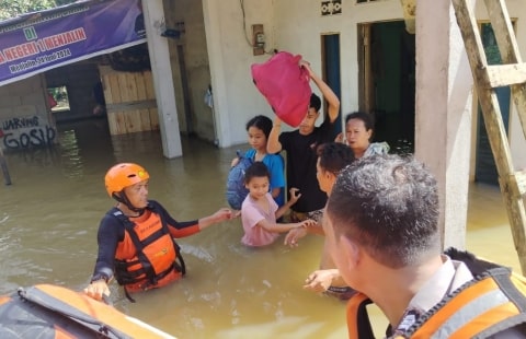 Banjir Melanda Kabupaten Landak, TIM SAR Gabungan Berhasil Evakuasi Ibu Hamil