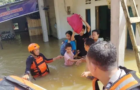 Banjir Melanda Kabupaten Landak, TIM SAR Gabungan Berhasil Evakuasi Ibu Hamil