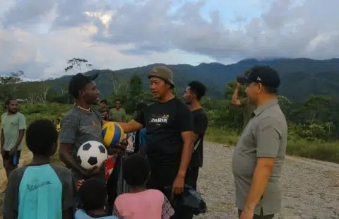 Satgas Ops Damai Cartenz Pererat Hubungan dengan Pemuda Lewat Dukungan Olahraga. Foto/Istimewa. 