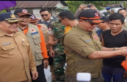 Pemkab Salurkan Bantuan Sembako bagi Warga Terdampak Banjir di Kuala Mandor B