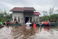 LAZISNU PWNU Kalbar saat menyalurkan bantuan kepada korban banjir,- FOTO/istimewa.