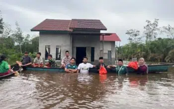 Gerak Cepat, LAZISNU PWNU Kalbar Salurkan Bantuan Korban Banjir