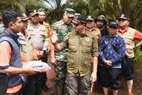 Kepala BNPB RI Tinjau Langsung Warga Terdampak Banjir di Kubu Raya dan Serahkan Bantuan. Foto/Istimewa. 