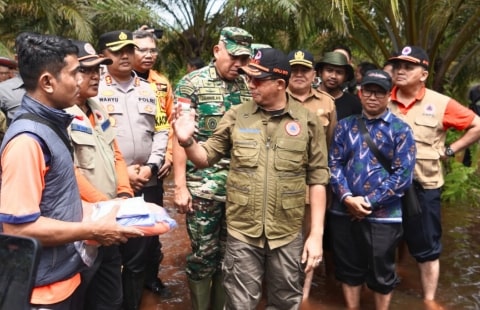 Kepala BNPB RI Tinjau Langsung Warga Terdampak Banjir di Kubu Raya dan Serahkan Bantuan