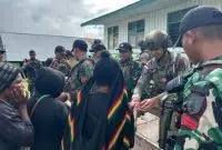 TNI-Polri Gelar Bakti Sosial Kepada Warga Kiwirok. Foto/Istimewa. 