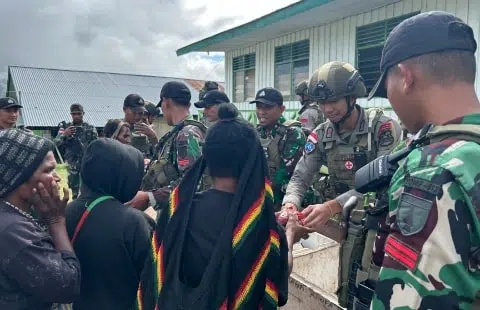 TNI-Polri Gelar Bakti Sosial Kepada Warga Kiwirok. Foto/Istimewa. 